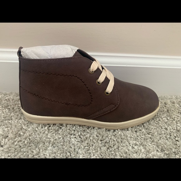 Winter Sale! New kids shoes. Stylish and comfortable for school or dress up - Picture 2 of 6